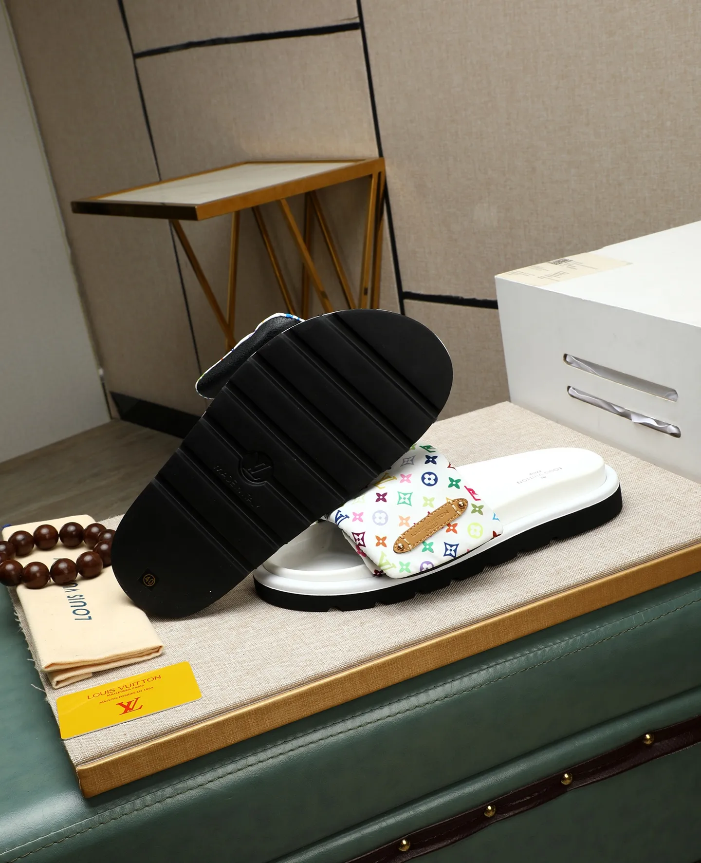 Factory price 360 ​​🐢🐢Men's shoes for couples, with drawer box [LOUIS VUITTON] Louis Vuitton, the latest LV official website printed wallet and men's and women's slippers 🔥🔥🔥 are now on the market. The drawer box is packaged with cloth bags and cards. The upper pattern looks very soft and waxy, and is a super versatile leg slimming tool. Fabric: Imported denim/down silk cotton embossed, LV hardware LOGO, official website pattern printing, lining: water-dyed sheepskin down filling, comfortable to wear, feet: high-elastic PU water platform. Sole: foam sole, heel height: about 5cm. Code number 36-44, (35 45 customized)